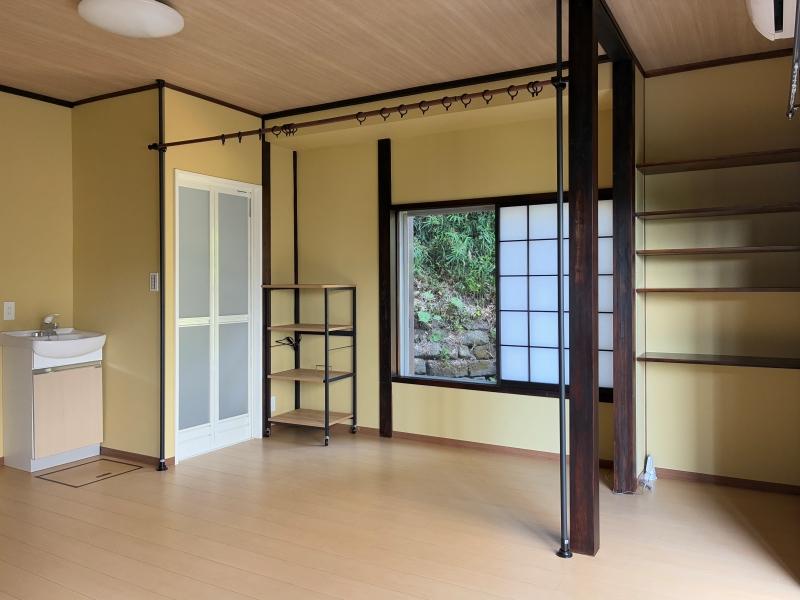 鎌倉市稲村ガ崎三丁目の賃貸物件/室内｜ちょっとした収納棚やラックがあります。