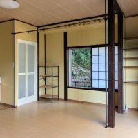 鎌倉市稲村ガ崎三丁目の賃貸物件/室内｜ちょっとした収納棚やラックがあります。