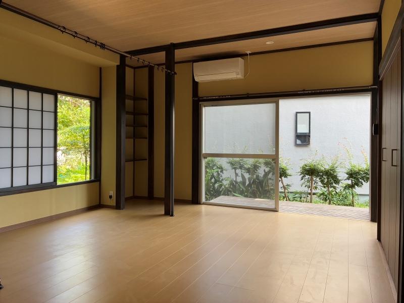 鎌倉市稲村ガ崎三丁目の賃貸物件/室内｜掃出し窓からの採光は十分です。