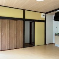 鎌倉市稲村ガ崎三丁目の賃貸物件/室内｜壁には折戸の収納があります。