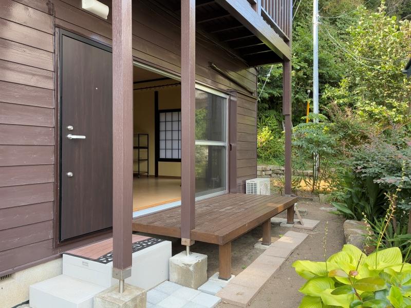 鎌倉市稲村ガ崎三丁目の賃貸物件/外部｜玄関扉の横にはサンデッキがあります。