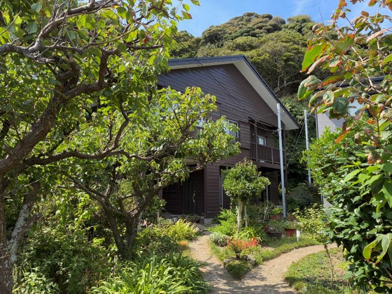 鎌倉市稲村ガ崎三丁目の賃貸物件/アプローチ｜奥の建物の1階が、今回の物件です。