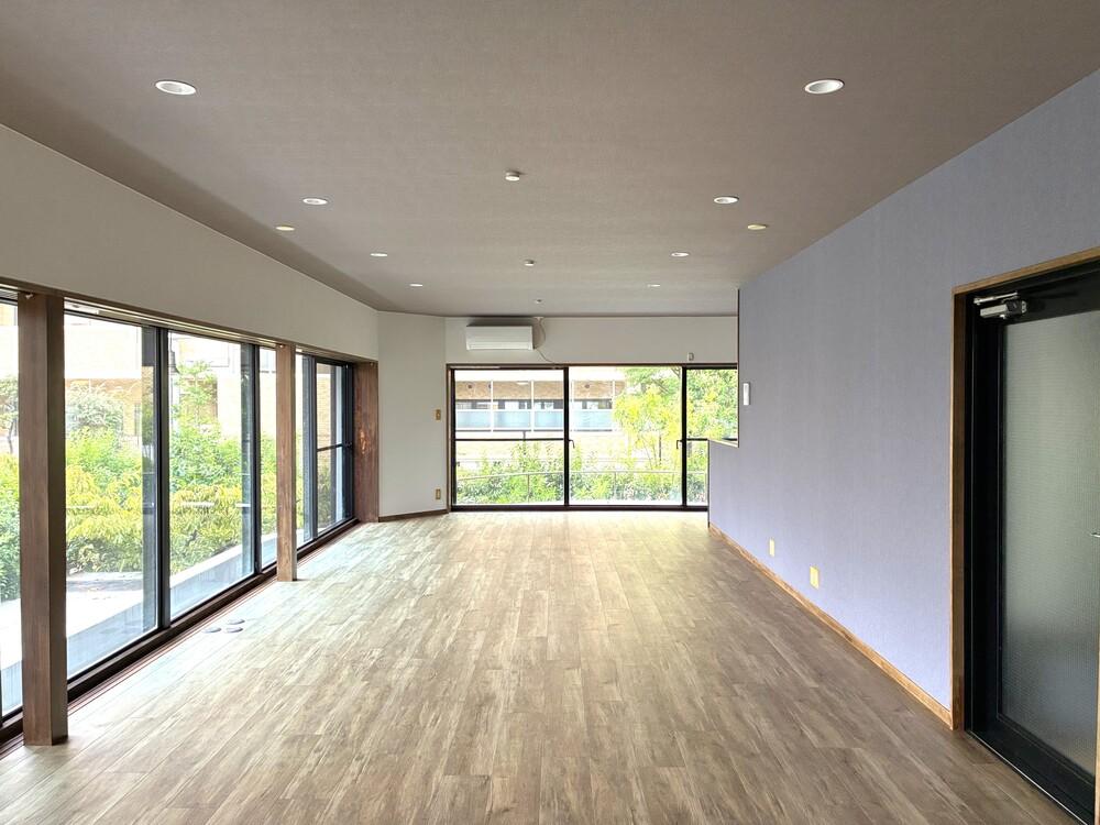 藤沢市片瀬海岸三丁目の賃貸物件/2階。ドーンと広いので、机を並べるのにもいい