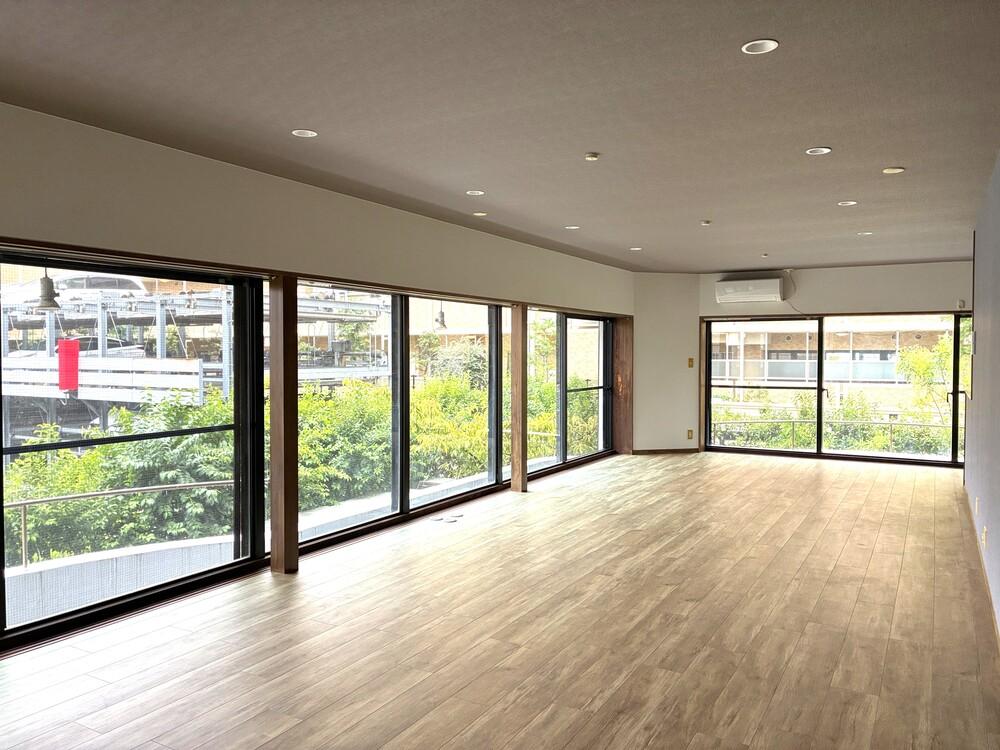 藤沢市片瀬海岸三丁目の賃貸物件/2階。外に見えているのはマンションの機会式駐車場です