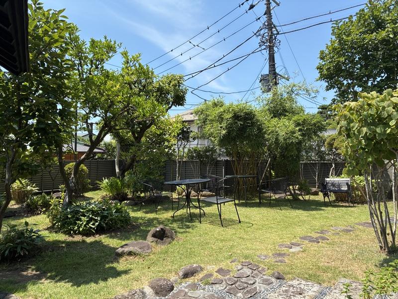 鎌倉市長谷一丁目の賃貸物件/広い庭も魅力的。オーナーさんと一緒に庭いじりする方もいるそうです