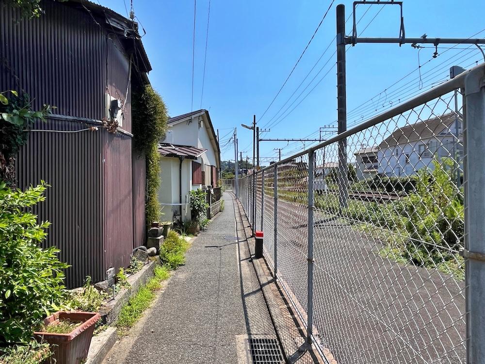 鎌倉市大町二丁目の賃貸物件/物件に至る道にはこの物件以外にも気になる建物や風景がギュッと詰まっています。実はすごくディープな通りなのです。