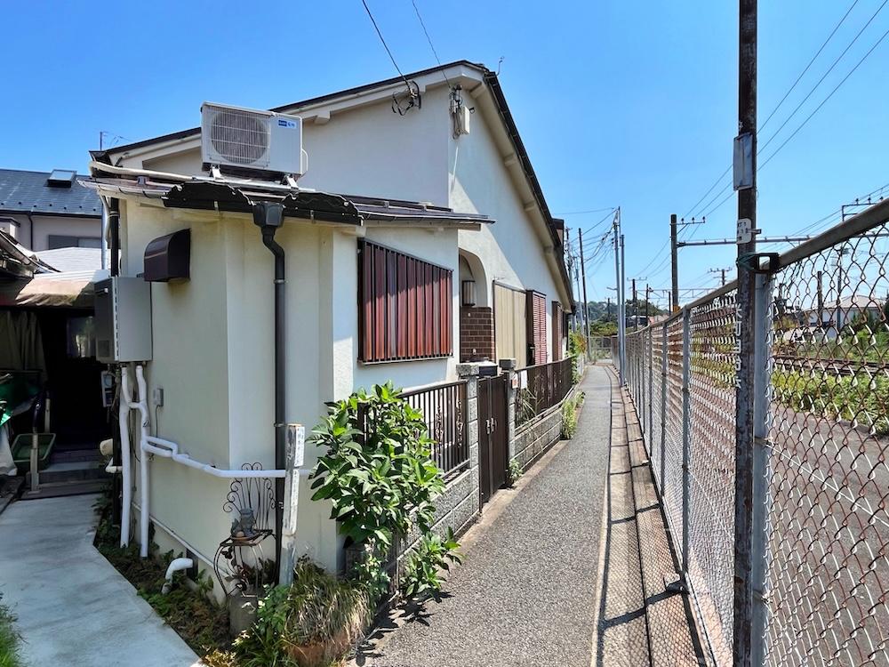 鎌倉市大町二丁目の賃貸物件/外観をあらためて見ると、お風呂は増築なのかも