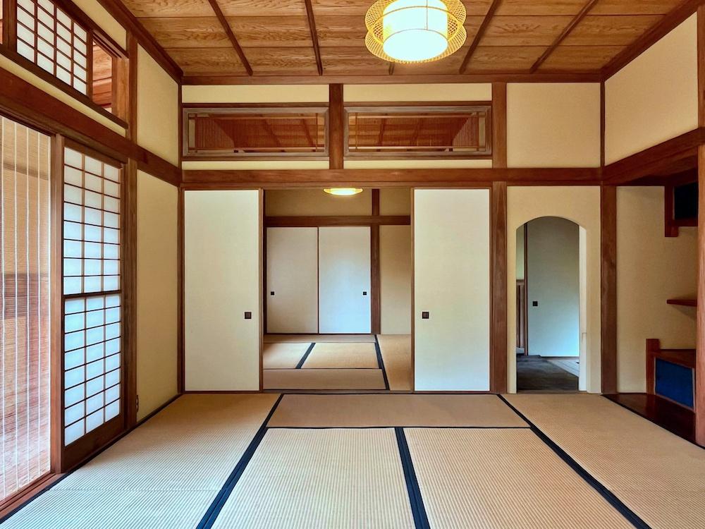 葉山町上山口の売買物件/南側8畳和室｜佐官の壁も美しく、欄間の線の細さと照明器具がさりげなく共鳴している