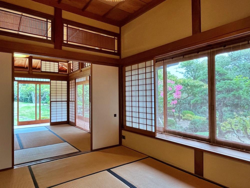 葉山町上山口の売買物件/南側和室を連続して見る｜窓からの景色がひとつながりの空間を作り出す