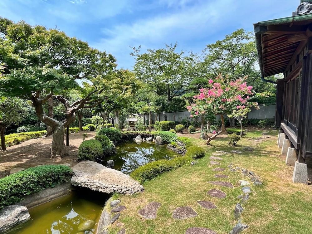 葉山町上山口の売買物件/ひょうたん池｜夏の風流な日本庭園を感じる風景