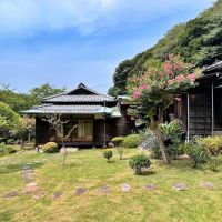 葉山町上山口の売買物件/敷地東側から南棟を見る｜右側（北側）は山の緑に守られている