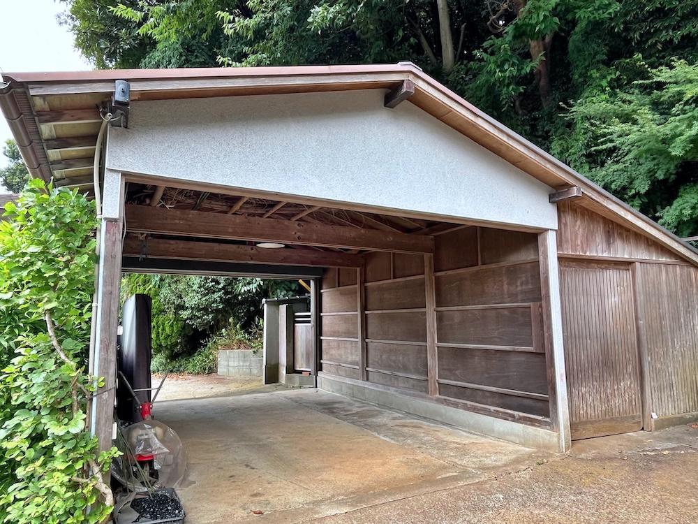 葉山町上山口の売買物件/木造ガレージ右側には掃除道具などが収納されている