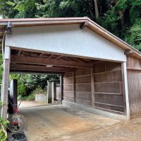 葉山町上山口の売買物件/木造ガレージ右側には掃除道具などが収納されている
