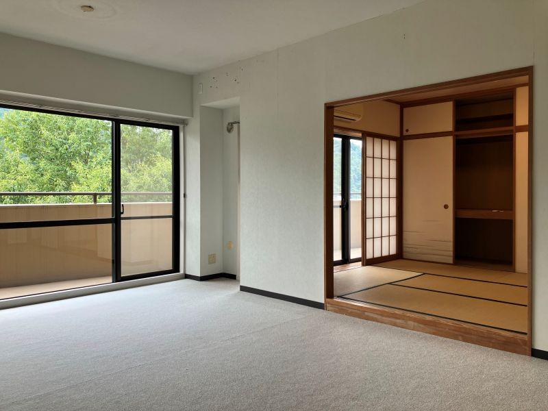 三浦郡葉山町長柄の売買物件/リビングダイニング・和室｜好みによりますが、和室とリビングダイニングは床レベルを合わせてつなげても良さそう。