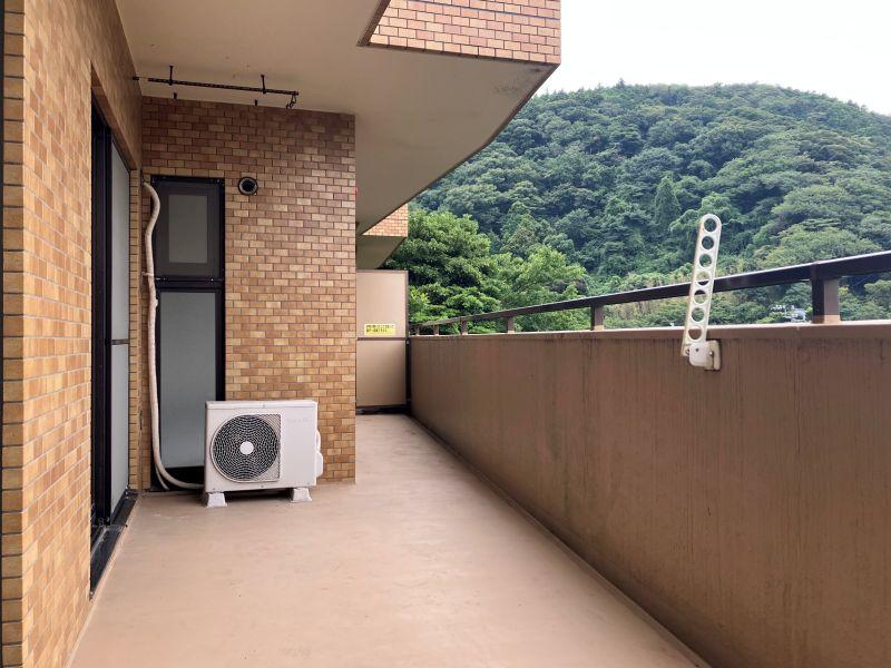 三浦郡葉山町長柄の売買物件/バルコニー｜とても余裕のあるバルコニー。置き敷きできるウッドパネルを敷き詰め、テーブルセットを置きたい。