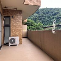 三浦郡葉山町長柄の売買物件/バルコニー｜とても余裕のあるバルコニー。置き敷きできるウッドパネルを敷き詰め、テーブルセットを置きたい。