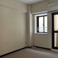 三浦郡葉山町長柄の売買物件/洋室1｜北側バルコニーに面しています。