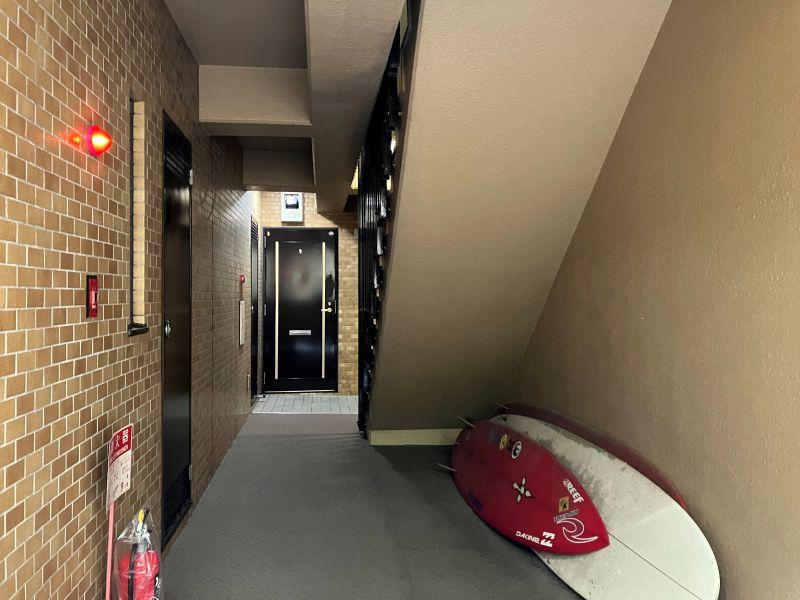 三浦郡葉山町長柄の売買物件/共用部｜ボードが置いてあるのが海街らしい。