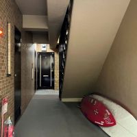三浦郡葉山町長柄の売買物件/共用部｜ボードが置いてあるのが海街らしい。