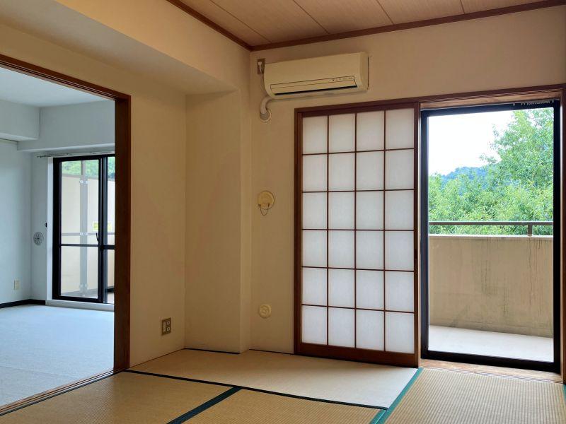 三浦郡葉山町長柄の売買物件/和室｜和室側からリビングとのつながり。