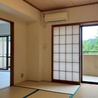三浦郡葉山町長柄の売買物件/和室｜和室側からリビングとのつながり。