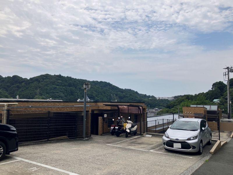 三浦郡葉山町長柄の売買物件/駐車場｜ここからの眺めも気持ちがいい。