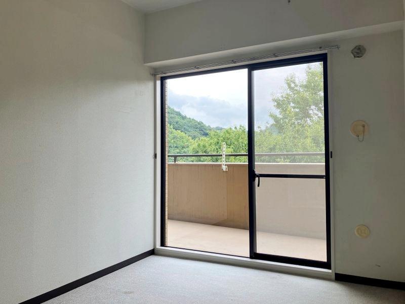 三浦郡葉山町長柄の売買物件/洋室2｜南側バルコニーに面しています。