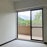 三浦郡葉山町長柄の売買物件/洋室2｜南側バルコニーに面しています。