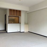 三浦郡葉山町長柄の売買物件/リビングダイニング｜キッチン横の不思議な隙間は棚板を増やして収納力を高めたいところ。