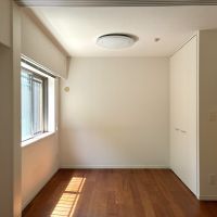藤沢市鵠沼松が岡三丁目の売買物件/洋室は、間に引戸の間仕切りがあります