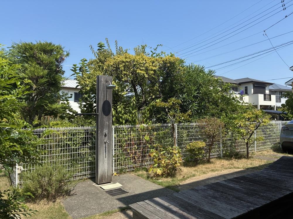 藤沢市鵠沼松が岡三丁目の売買物件/共用部。外シャワーとベンチは憩いの場になりそう