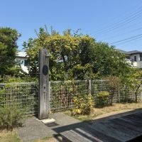 藤沢市鵠沼松が岡三丁目の売買物件/共用部。外シャワーとベンチは憩いの場になりそう