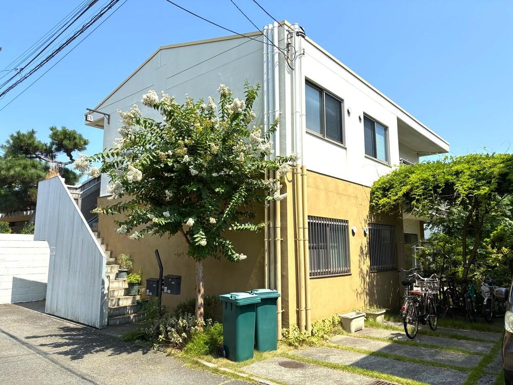 藤沢市鵠沼松が岡三丁目の売買物件/マンションの外観。同じ形の建物が敷地内に4棟あります