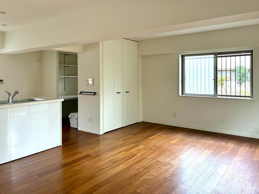 藤沢市鵠沼松が岡三丁目の売買物件/リビングです