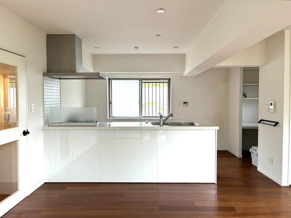 藤沢市鵠沼松が岡三丁目の売買物件/キッチンもすっきりとしたデザイン