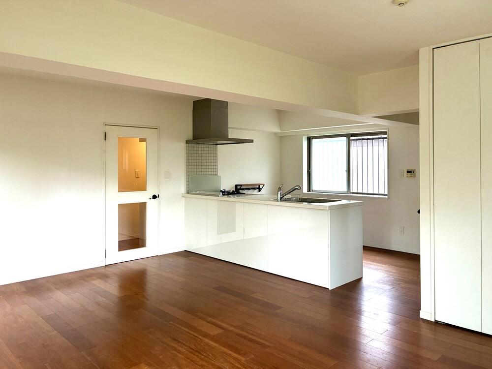 藤沢市鵠沼松が岡三丁目の売買物件/リビングからキッチン側を見たところ。なんとなく海外のマンションのような雰囲気もあります