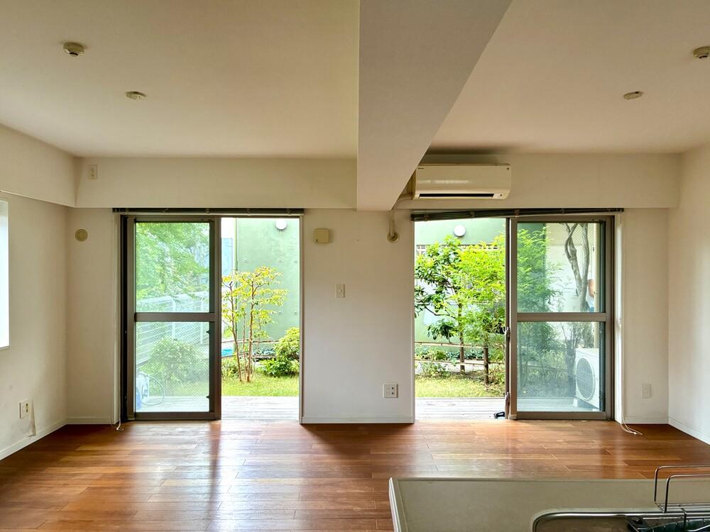 藤沢市鵠沼松が岡三丁目の売買物件/キッチンから庭側を見たところ、緑が視界に入るのが嬉しい