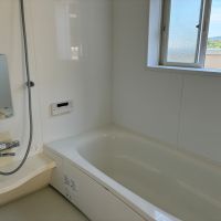 逗子市桜山五丁目の売買物件/浴室｜小窓からは外の開けた景色が見えます。シャワー水栓、鏡は更新済み。