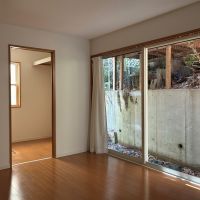 逗子市桜山五丁目の売買物件/1階 洋室3｜窓の外には2階のウッドデッキの支柱が見えます。奥には3帖ほどのウォークインクローゼットが。