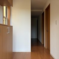 逗子市桜山五丁目の売買物件/玄関｜1階にある3部屋の扉が見えます。廊下の奥に階段があります。