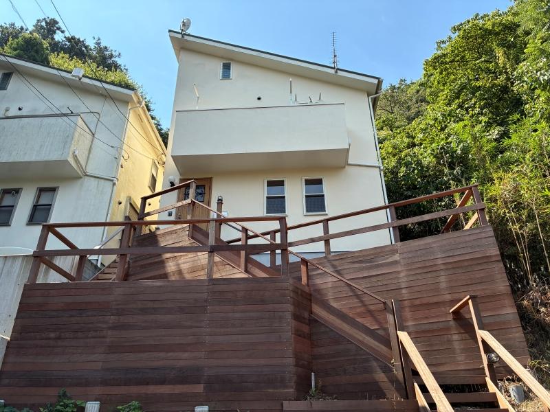 逗子市桜山五丁目の売買物件/外観｜ウッドデッキに守られるかのような建物。