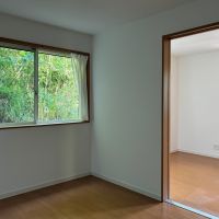 逗子市桜山五丁目の売買物件/1階 洋室2｜山が迫っているのでやや暗めですが、扉を開けて隣の洋室の明るい雰囲気をもらってしまいましょう。