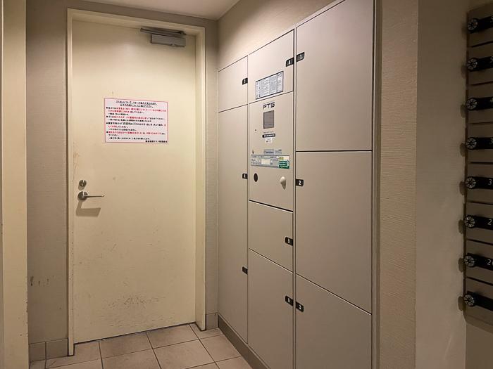 鎌倉市梶原二丁目の賃貸物件/宅配ボックスと左のドアはゴミの集積場