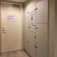 鎌倉市梶原二丁目の賃貸物件/宅配ボックスと左のドアはゴミの集積場