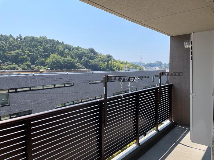 鎌倉市梶原二丁目の賃貸物件/バルコニーからは峰山の緑を眺めます。幅は約1.5m。外水栓もあります。