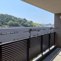 鎌倉市梶原二丁目の賃貸物件/バルコニーからは峰山の緑を眺めます。幅は約1.5m。外水栓もあります。