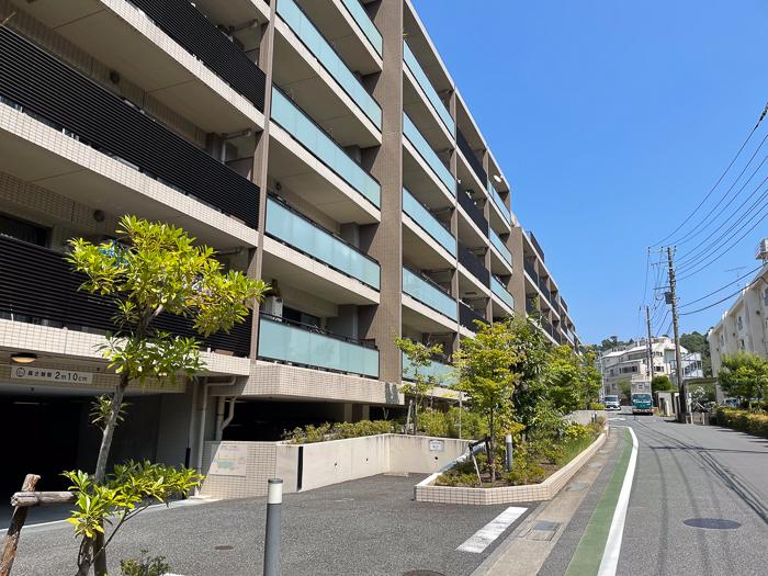 鎌倉市梶原二丁目の賃貸物件/マンションの前面道路はゆるやかな坂になっています