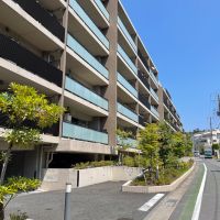 鎌倉市梶原二丁目の賃貸物件/マンションの前面道路はゆるやかな坂になっています