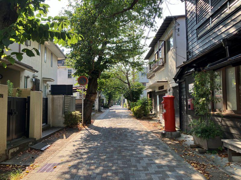 鎌倉市雪ノ下三丁目の賃貸物件/周辺｜近くの桜道には、飲食店もちらほら。源頼朝が鎌倉で最初に開いた大蔵幕府跡地になるようです。