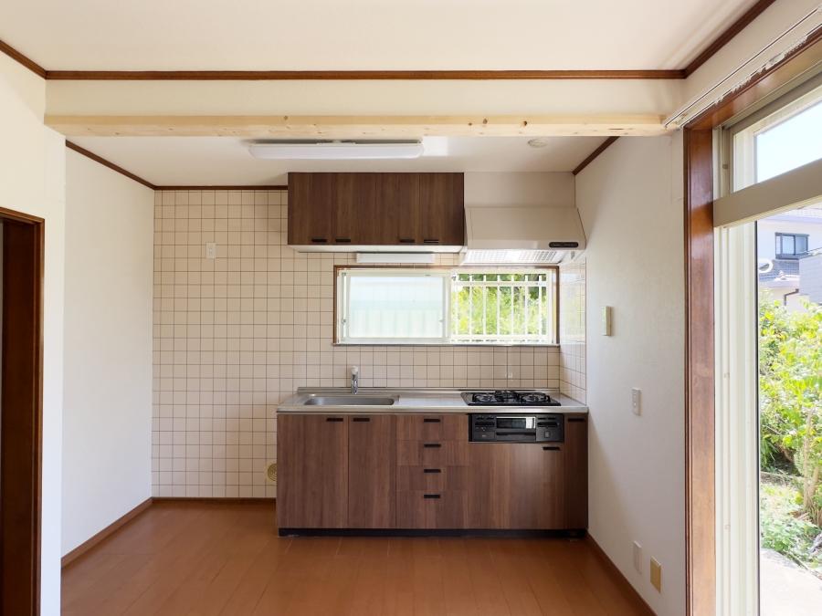 藤沢市辻堂元町三丁目の賃貸物件/リビングダイニング｜窓からは緑が見えています